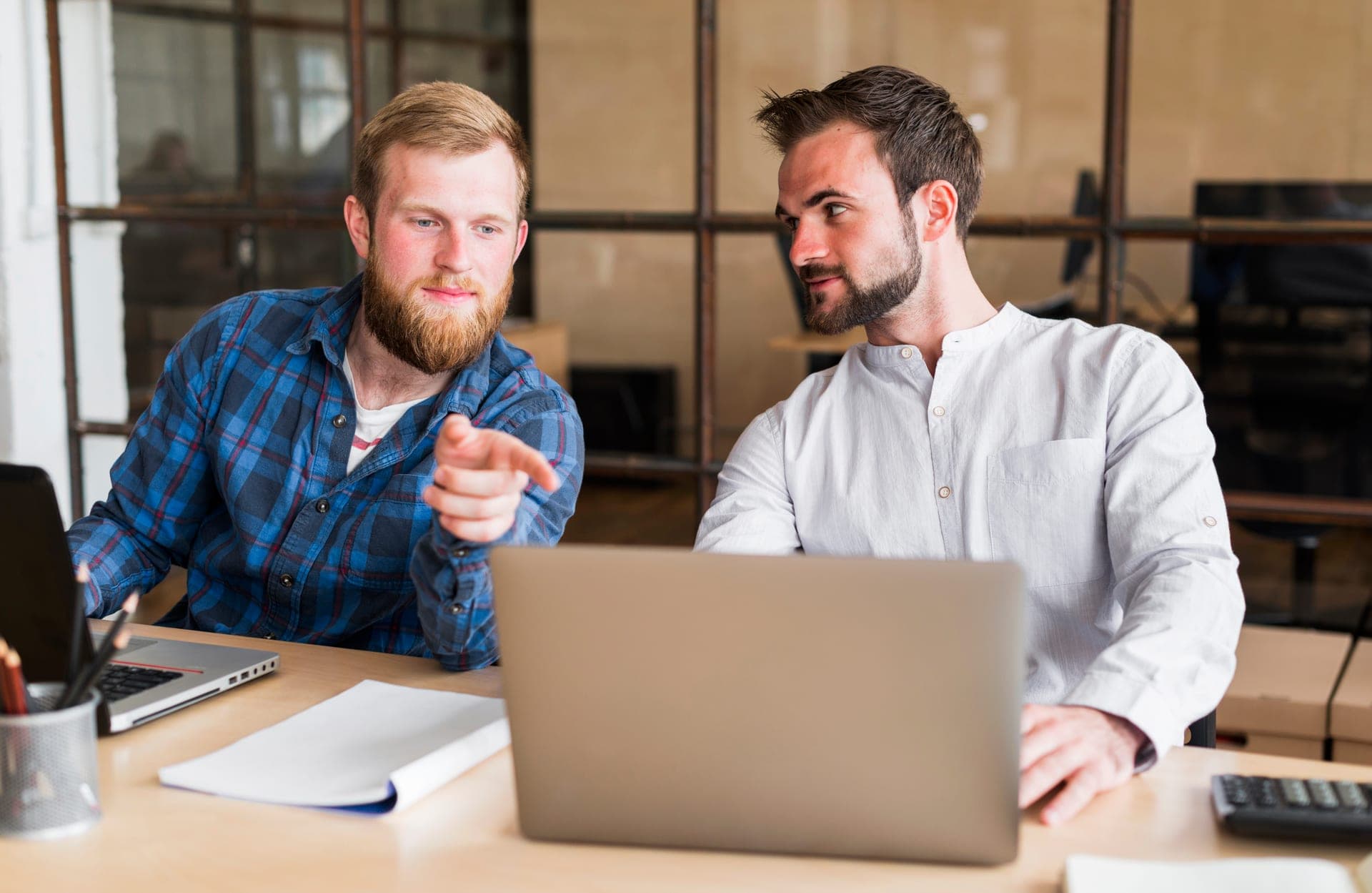 Ondernemer in gesprek met een SEO-specialist in Groningen over de juiste aanpak en verwachtingen