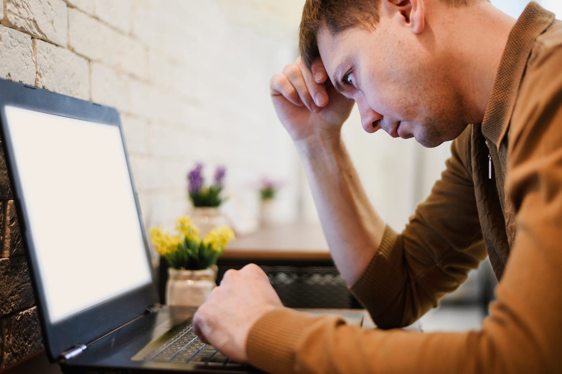 Zzp'er die op een laptop de nieuwe zakelijke website bekijkt