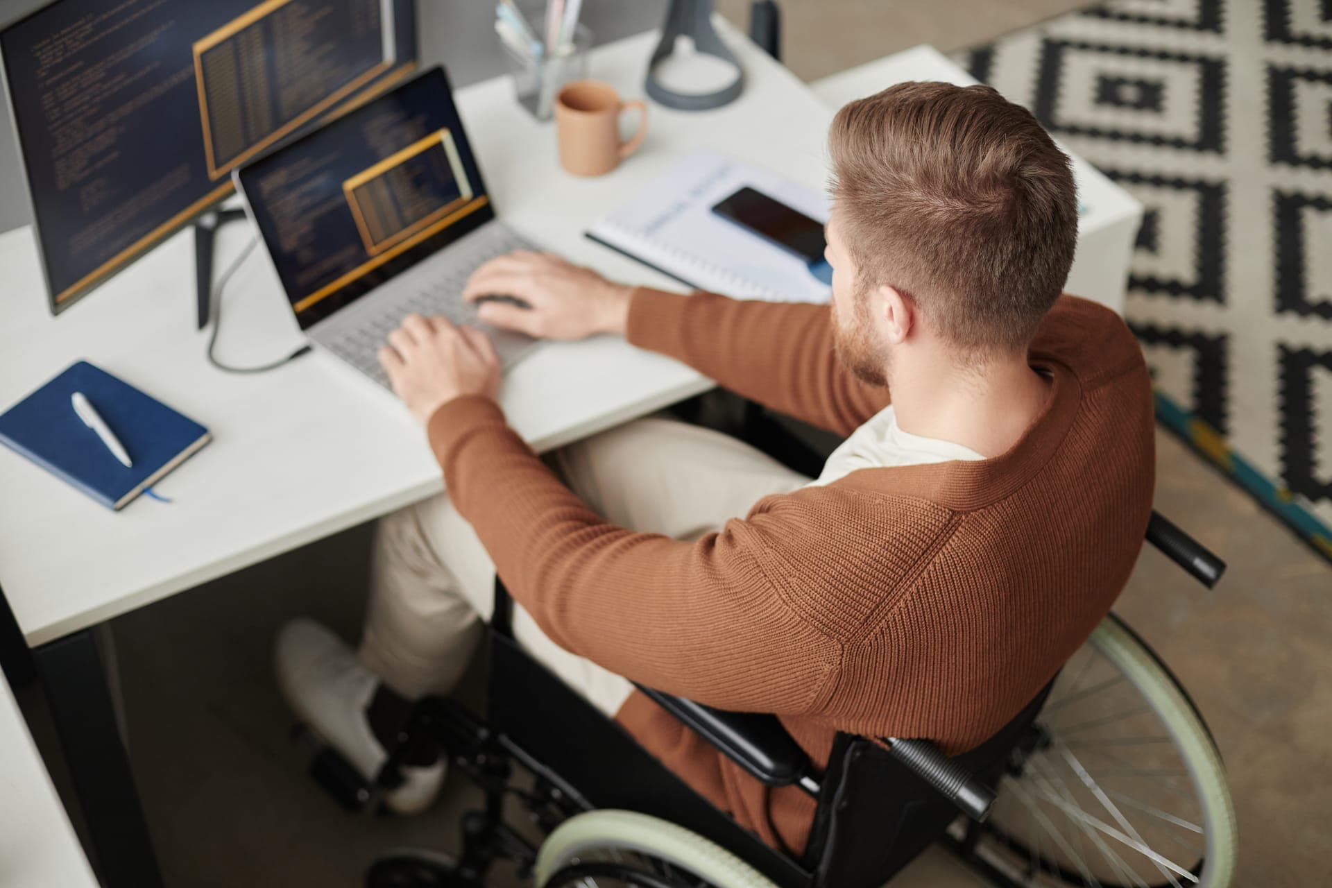 Gebruiker die met hulptechnologie een website test op toegankelijkheid