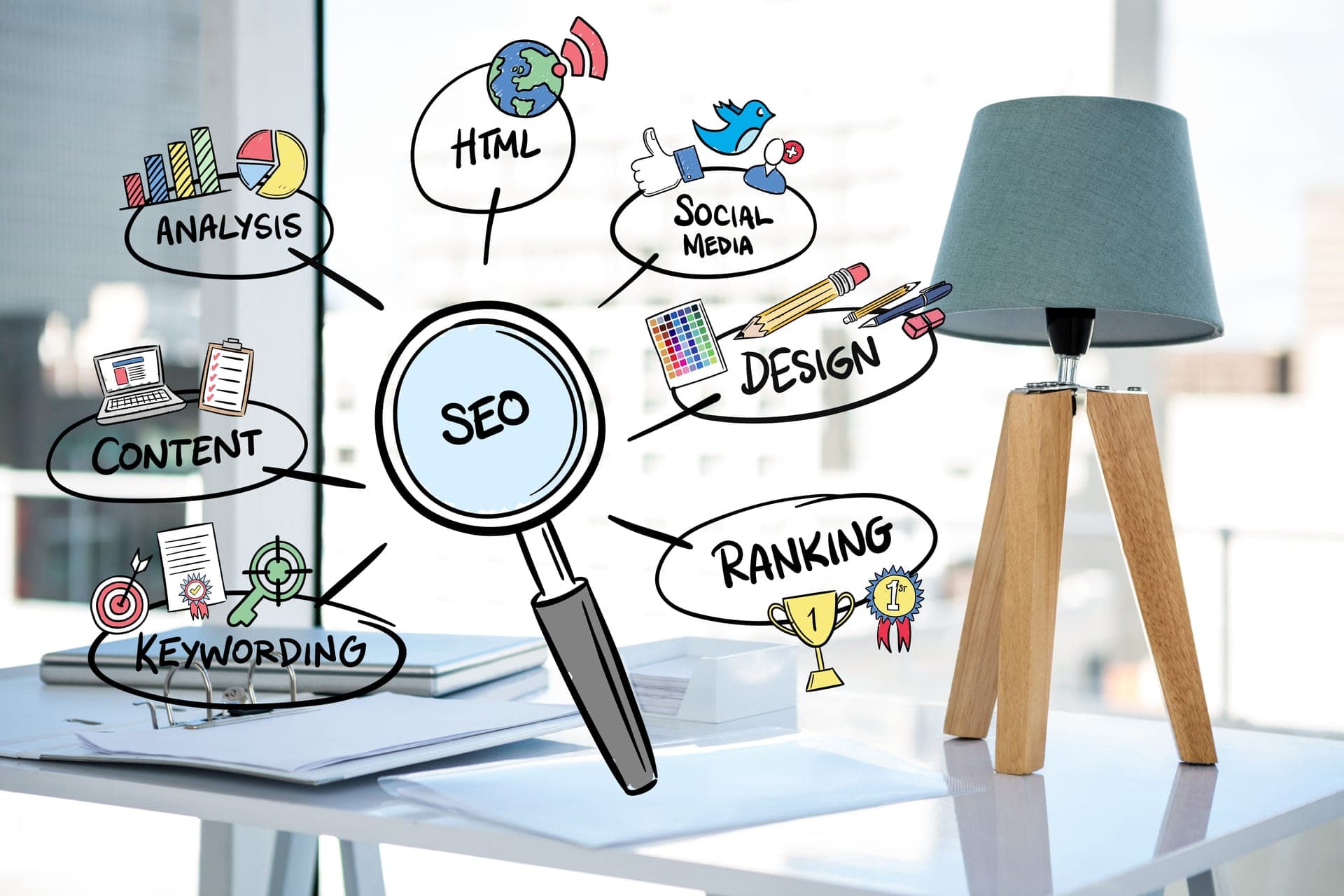 Vergrootglas op SEO-elementen symboliseert website verbeteren